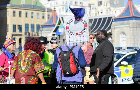 Brighton, UK. 16 septembre 2018. Brexit mars anti manifestants le long front de mer de Brighton au centre de conférence où le Lib Dems tiennent leur conférence annuelle . Les membres de divers groupes de femmes ont été rejoints par des membres du parti travailliste , Parti Vert et Lib Dems pour cette marche de protestation Crédit : Simon Dack/Alamy Live News Banque D'Images