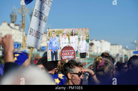 Brighton, UK. 16 septembre 2018. Brexit mars anti manifestants le long front de mer de Brighton au centre de conférence où le Lib Dems tiennent leur conférence annuelle . Les membres de divers groupes de femmes ont été rejoints par des membres du parti travailliste , Parti Vert et Lib Dems pour cette marche de protestation Crédit : Simon Dack/Alamy Live News Banque D'Images