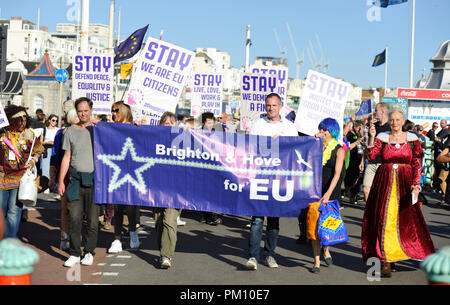 Brighton, UK. 16 septembre 2018. Peter Kyle le Parti du Travail MP pour Hove se joint à la protestation anti Brexit le long front de mer de Brighton au centre de conférence où les Lib Dems tiennent leur conférence annuelle . Les membres de divers groupes de femmes ont été rejoints par des membres du parti travailliste , Parti Vert et Lib Dems pour cette marche de protestation Crédit : Simon Dack/Alamy Live News Banque D'Images