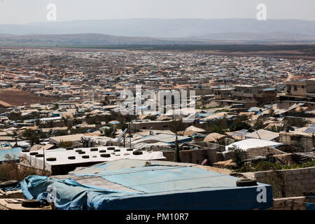 La province d'Idlib, en Syrie. 16 Sep, 2018. 16 septembre 2018, la Syrie, l'Atmeh : une vue générale du village d'Atmeh qui héberge le plus grand camp de déplacés syriens, près de la frontière en Syrian-Turkish, Province d'Idlib, en Syrie, le 16 septembre 2018. Credit : Anas ALkharboutli/dpa/Alamy Live News Banque D'Images