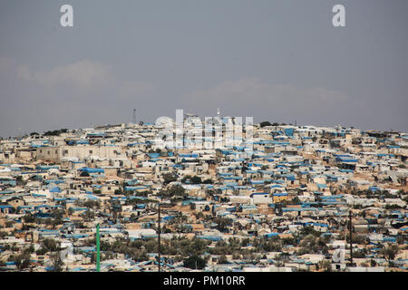 La province d'Idlib, en Syrie. 16 Sep, 2018. 16 septembre 2018, la Syrie, l'Atmeh : une vue générale du village d'Atmeh qui héberge le plus grand camp de déplacés syriens, près de la frontière en Syrian-Turkish, Province d'Idlib, en Syrie, le 16 septembre 2018. Credit : Anas ALkharboutli/dpa/Alamy Live News Banque D'Images