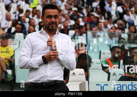 Torino, Italie. 16 septembre 2018. Roberto De Zerbi, entraîneur-chef de l'US Sassuolo Calcio, regarde la série avant un match de football entre la Juventus et l'Us Sassuolo Calcio. Crédit : Marco Canoniero/Alamy Live News Banque D'Images