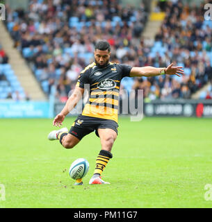 Coventry, Royaume-Uni. 16 Septembre, 2018. Lima Sopoaga kicks une pénalité à la fin du jeu à un succure guêpes accueil victoire pendant le match de rugby Premiership Gallagher entre guêpes et Leicester Tigers rfc. Phil Hutchinson/Alamy Live News Banque D'Images