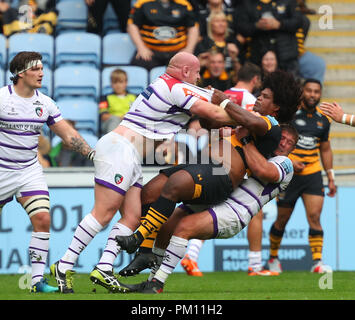 Coventry, Royaume-Uni. 16 Septembre, 2018. Dan Cole et Tom Youngs (Leicester Tigers) double attaquer Ashley Johnson (guêpes) au cours de la Premiership Gallagher Rugby Union match entre les guêpes et les Leicester Tigers rfc. Phil Hutchinson/Alamy Live News Banque D'Images