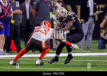 New Orleans, LA, USA. 16 Sep, 2018. New Orleans Saints Mike running back (Gillislee 25) est abordé par Cleveland Browns arrière défensif Damarious Randall (23) à la Mercedes-Benz Superdome de New Orleans, LA. Stephen Lew/CSM/Alamy Live News Banque D'Images
