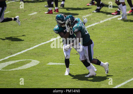 Tampa, Floride, USA. 16 Sep, 2018. Philadelphia Eagles running back Corey Clement (30) célèbre avec Wendell running back Smallwood (28) après un touché au cours du deuxième trimestre contre les boucaniers de Tampa Bay chez Raymond James Stadium le dimanche 16 septembre 2018 à Tampa, en Floride. Credit : Travis Pendergrass/ZUMA/Alamy Fil Live News Banque D'Images