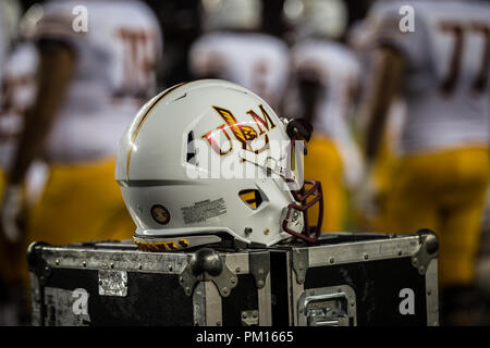 College Station, Texas, USA. 15 Sep, 2018. Un Louisiana-Monroe Warhawks casque se trouve sur la ligne de côté au cours de la NCAA football match entre l'Louisiana-Monroe Warhawks et la Texas A&M Aggies à Kyle Field in College Station, Texas. Prentice C. James/CSM/Alamy Live News Banque D'Images