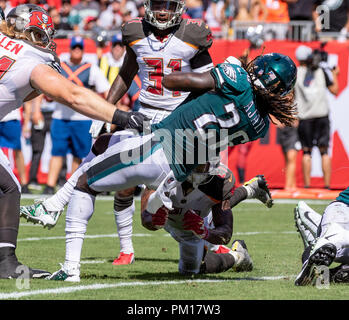 Tampa, Floride, USA. 16 Sep, 2018. Philadelphia Eagles running back Jay Ajayi (26) scores sur un 2 verges dans le 3e trimestre au cours du match entre les Eagles de Philadelphie et les Tampa Bay Buccaneers chez Raymond James Stadium de Tampa, Floride. Del Mecum/CSM/Alamy Live News Banque D'Images