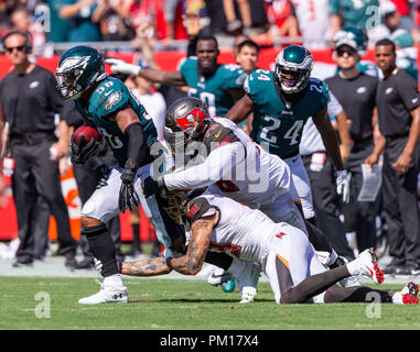 Tampa, Floride, USA. 16 Sep, 2018. Philadelphia Eagles de secondeur Jordan Hicks (58) est abordé après avoir récupéré le Tampa tâtonner pendant le jeu entre les Philadelphia Eagles et les Tampa Bay Buccaneers chez Raymond James Stadium de Tampa, Floride. Del Mecum/CSM/Alamy Live News Banque D'Images