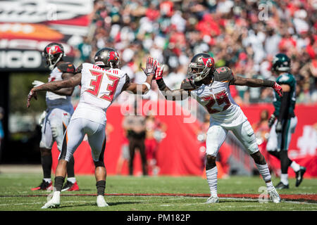 Tampa, Floride, USA. 16 Sep, 2018. Tampa Bay Buccaneers Ryan Smith évoluait (29) célèbre avec Carlton évoluait Davis (33) après un passage jusqu'à l'intention du Philadelphia Eagles à Raymond James Stadium le dimanche 16 septembre 2018 à Tampa, en Floride. Credit : Travis Pendergrass/ZUMA/Alamy Fil Live News Banque D'Images