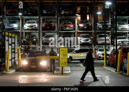 11-2017 New York, USA. Facilité de parking sur la 9e Avenue, photographiés de nuit. Photo : © Simon Grosset Banque D'Images