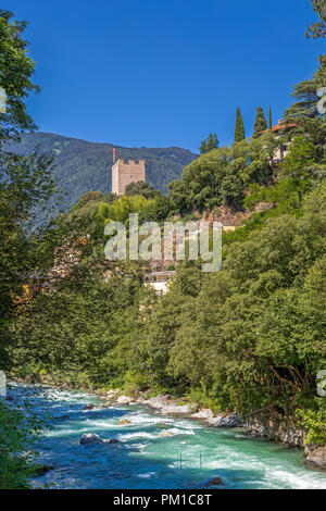 En passant dans la rivière Meran, le Tyrol du Sud Banque D'Images