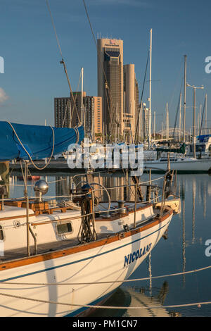 Voiliers à Corpus Christi Marina, le centre-ville de tours dans la distance, Corpus Christi, Texas, États-Unis Banque D'Images