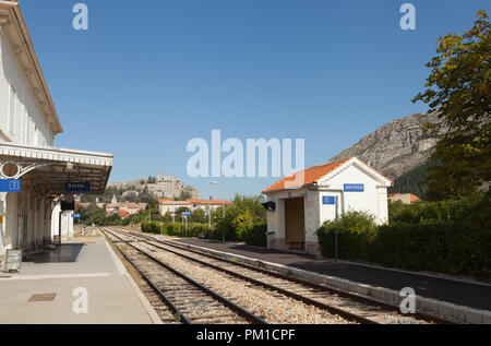 La gare de Sisteron, Alpes de Haute-Provence, dans la région Provence-Alpes-Côte d'Azur. Banque D'Images