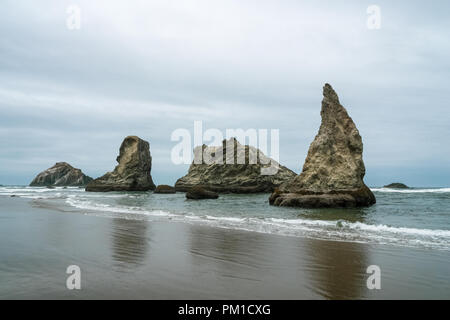 Bandon plage mer de cheminées ou d'affleurements rocheux sur l'image, côte de l'Oregon, USA. Banque D'Images