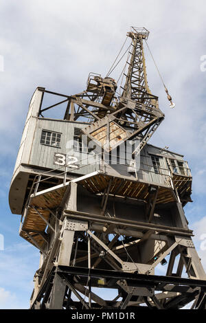 Gros plan sur la grue à quai 32 de Bristol à Bristol Harbourside, ville de Bristol, Angleterre, Royaume-Uni Banque D'Images