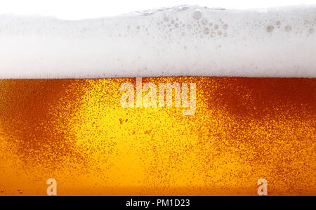 Texture de fond près de la bière avec de la mousse et des bulles dans le verre, low angle view Banque D'Images