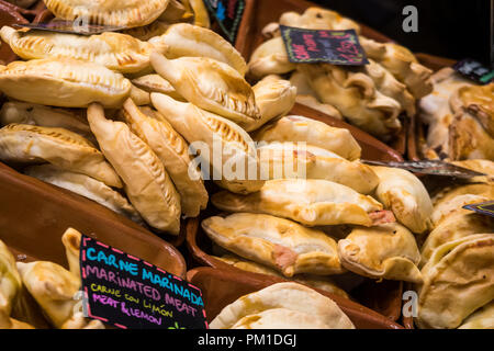 Des Empenadas en vente à St Josep De La Rue du Marché de La Boqueria à Barcelone. Région catalane de l'Espagne Banque D'Images