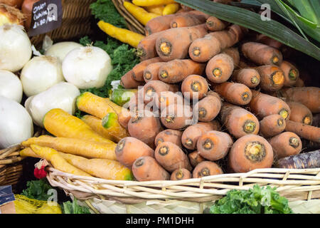 Sol couvert de carottes dans un panier en osier sur la vente au Borough Market, Southwark, London UK Banque D'Images