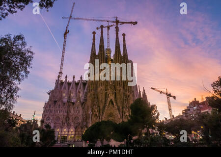 La Sagrada Familia l'Église catholique de la ville catalane de Barcelone, Espagne. Conçu par Antoni Gaudi la basilique est toujours en construction aujourd'hui. Banque D'Images