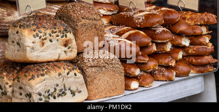 Miches de pain rustique à vendre à Borough Market, London UK Banque D'Images