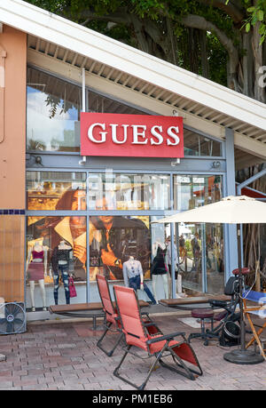 MIAMI, USA - Le 23 août 2018 : Guess store dans Bayside Miami, Floride. Guess est une marque de vêtements américaine et détaillant. Banque D'Images