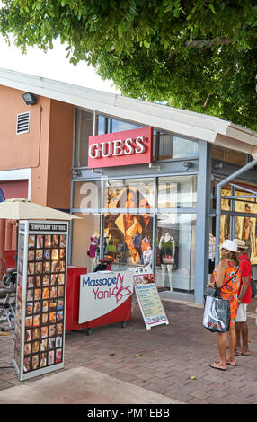 MIAMI, USA - Le 23 août 2018 : Guess store dans Bayside Miami, Floride. Guess est une marque de vêtements américaine et détaillant. Banque D'Images