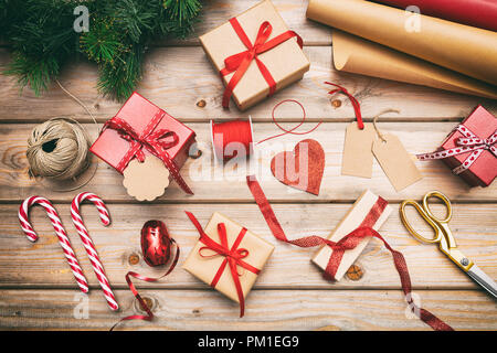 Préparation de Noël. Boîtes cadeaux rétractable sur fond de bois, vue du dessus Banque D'Images