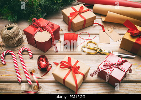 Préparation de Noël. Boîtes cadeaux rétractable sur fond de bois Banque D'Images