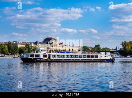 Bateau de croisière sur la rivière Vltava, Prague, République tchèque, Région de Bohême Banque D'Images