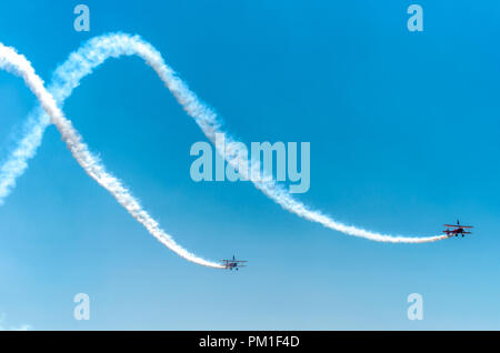 SOUTHPORT, Royaume-Uni le 8 juillet 2018 : deux célèbres aile Aerosuperbatics marcheurs de l'Flying Circus frisson les foules dans le ciel au-dessus de la plage de Southport f Banque D'Images