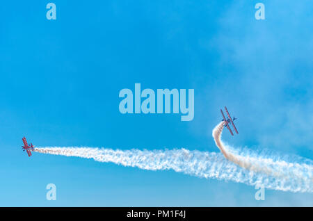 SOUTHPORT, Royaume-Uni le 8 juillet 2018 : deux célèbres aile Aerosuperbatics marcheurs de l'Flying Circus frisson les foules dans le ciel au-dessus de la plage de Southport f Banque D'Images