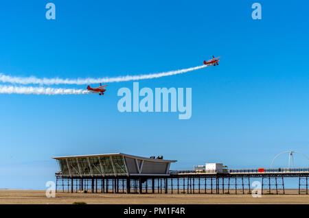 SOUTHPORT, Royaume-Uni le 8 juillet 2018 : deux célèbres Aerosuperbatics marcheurs de l'aile de voltige Cirque volant vibrer les foules dans le ciel au-dessus de Southp Banque D'Images