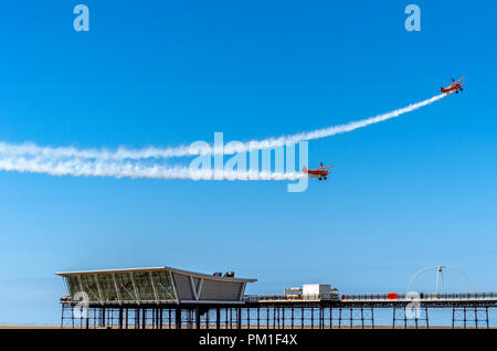 SOUTHPORT, Royaume-Uni le 8 juillet 2018 : deux célèbres Aerosuperbatics marcheurs de l'aile de voltige Cirque volant vibrer les foules dans le ciel au-dessus de Southp Banque D'Images