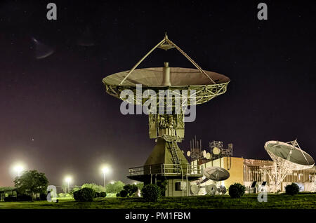 Antenne satellite, Ciel de nuit Banque D'Images