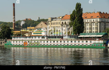 Vue grand angle de l'hôtel flottant ou 'Admiral Botel', qui est amarré sur la rivière Vltava dans le centre de Prague Banque D'Images