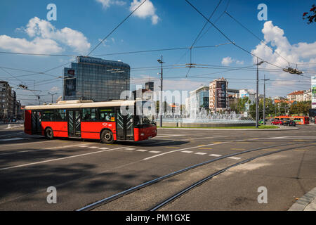 Belgrade, les transports publics, le bus rouge en place Slavija Banque D'Images