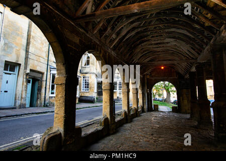 Déchiquetage Campden Market Hall bois arqué encadré dans la ville marchande des Cotswolds en Angleterre. Banque D'Images