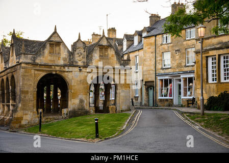 Chipping Campden Market Hall avec des arches et de la pierre Cotswold couleur miel dans cette ville de marché en Angleterre. Banque D'Images