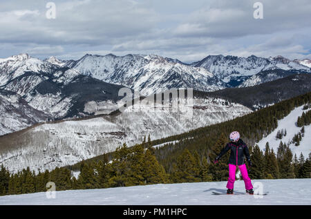 Snowboard femme dans les montagnes rocheuses Banque D'Images