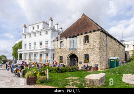 La laine historique maison convertie à un craft beer brewery appelé Dancing Man situé dans la vieille ville de Southampton le long Town Quay 2018, Angleterre, Royaume-Uni Banque D'Images