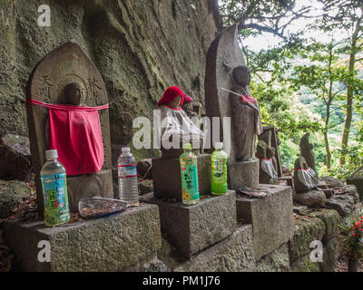 Statues Jizo Bosatsu, avec des bavoirs, red hat, avec des offrandes de thé, Iyadaniji 71 temple, temple 88 Shikoku pèlerinage, Kagawa, Japon Banque D'Images