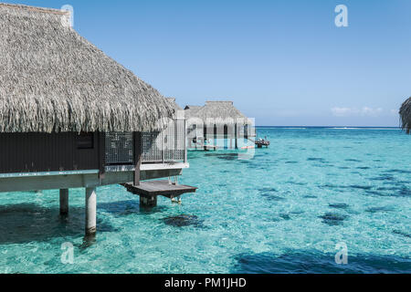 Bungalow sur l'eau à Moorea, Polynésie Française Banque D'Images