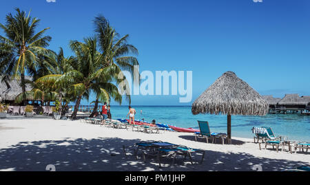 Plage tropicale et bungalow sur l'eau à Moorea, Polynésie Française Banque D'Images