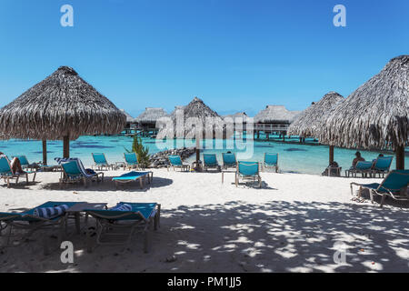 Plage tropicale et bungalow sur l'eau à Moorea, Polynésie Française Banque D'Images