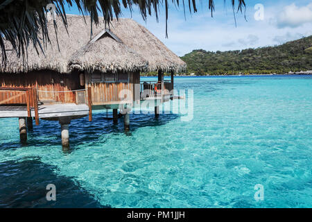 Bungalow sur l'eau à Bora Bora , Polynésie Française Banque D'Images