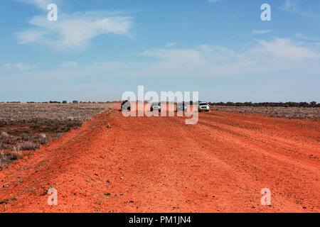 4x4 off road cars sur terre rouge de l'arrière-pays australien Banque D'Images