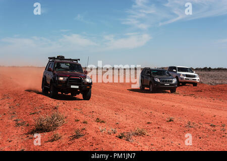 4x4 off road cars sur terre rouge de l'arrière-pays australien Banque D'Images