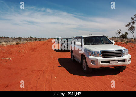 4x4 off road cars sur terre rouge de l'arrière-pays australien Banque D'Images