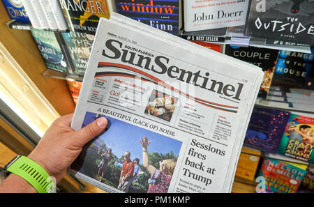 MIAMI, USA - 22 août 2018 : Le journal Sun-Sentinel dans une main. Le Sun-Sentinel est le principal quotidien de Fort Lauderdale, Floride. Banque D'Images